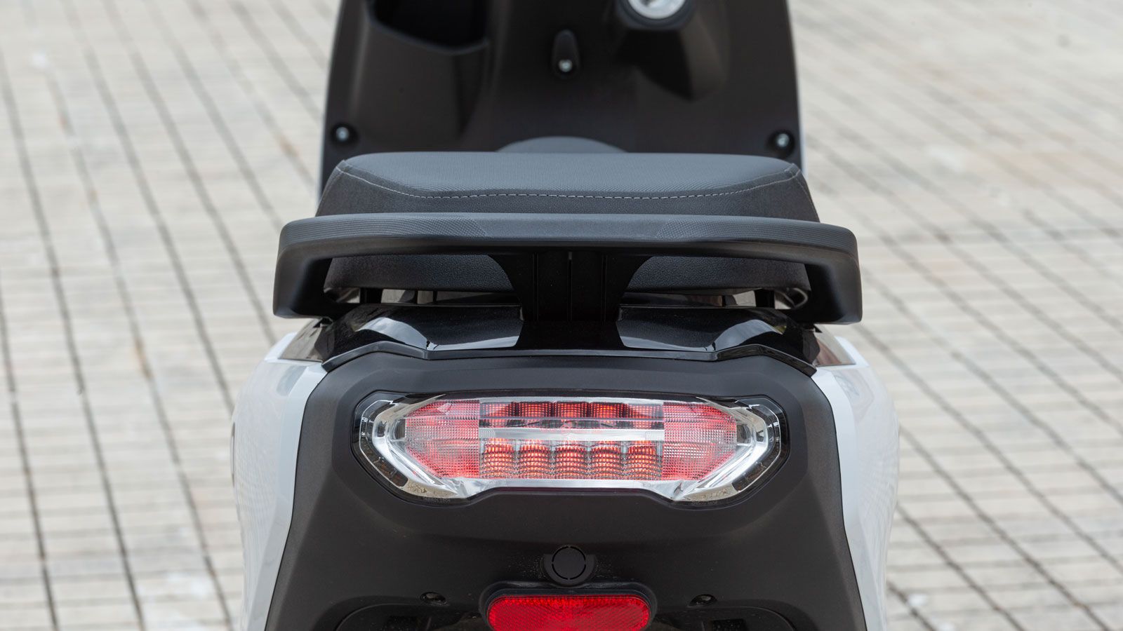 Το πίσω φανάρι είναι πιο απλό σχεδιαστικά αλλά πλήρως λειτουργικό. 