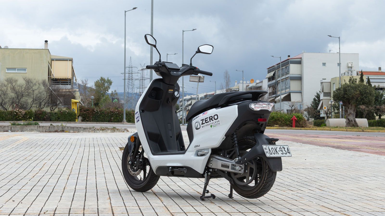 Ο χρόνος φόρτισης υπολογίζεται στις 4,5 ώρες για φόρτιση μέχρι το 90% και στις 5 ώρες για πλήρη φόρτιση στο 100%. 