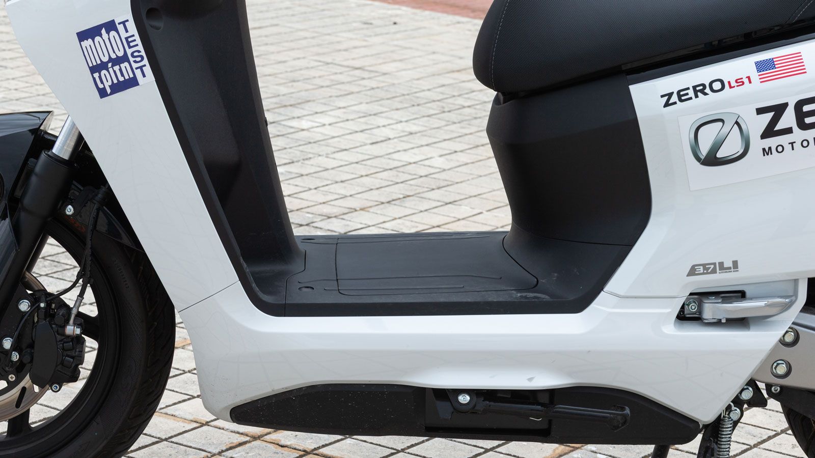  χώρος για τα πόδια είναι επαρκής ωστόσο οι αναβάτες με  αναστήματα από το 1.85 και πάνω ίσως να νιώσουν ότι τα γόνατα λυγίζουν ελαφρώς παραπάνω απ¶ ό