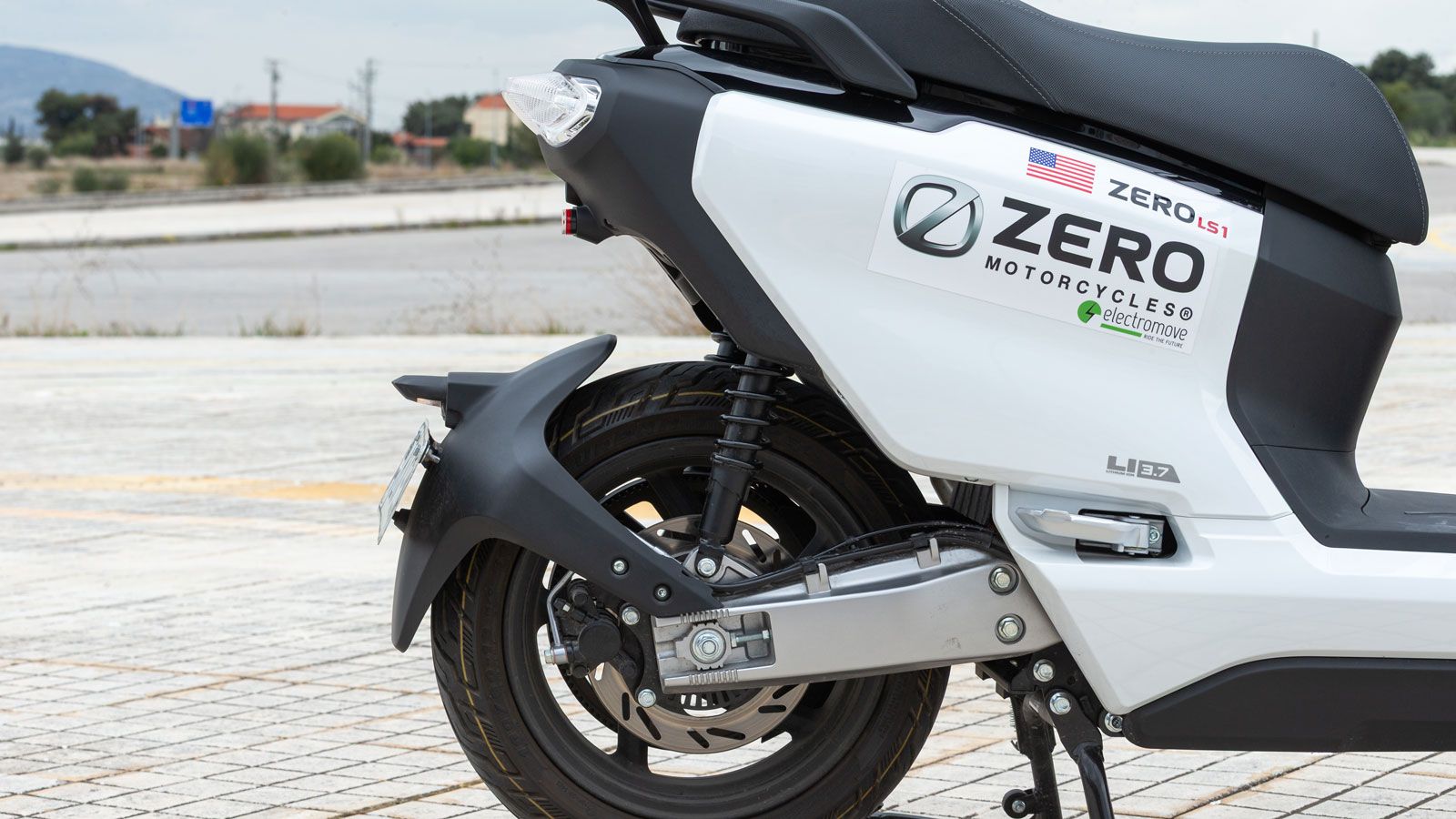 Ο ηλεκτροκινητήρας διαθέτει δυο λειτουργίες ECO και SPORT, με την ECO να δίνει μια αυτονομία περίπου στα 120χλμ. Στη SPORT τώρα, θα δούμε αυτό το νούμ