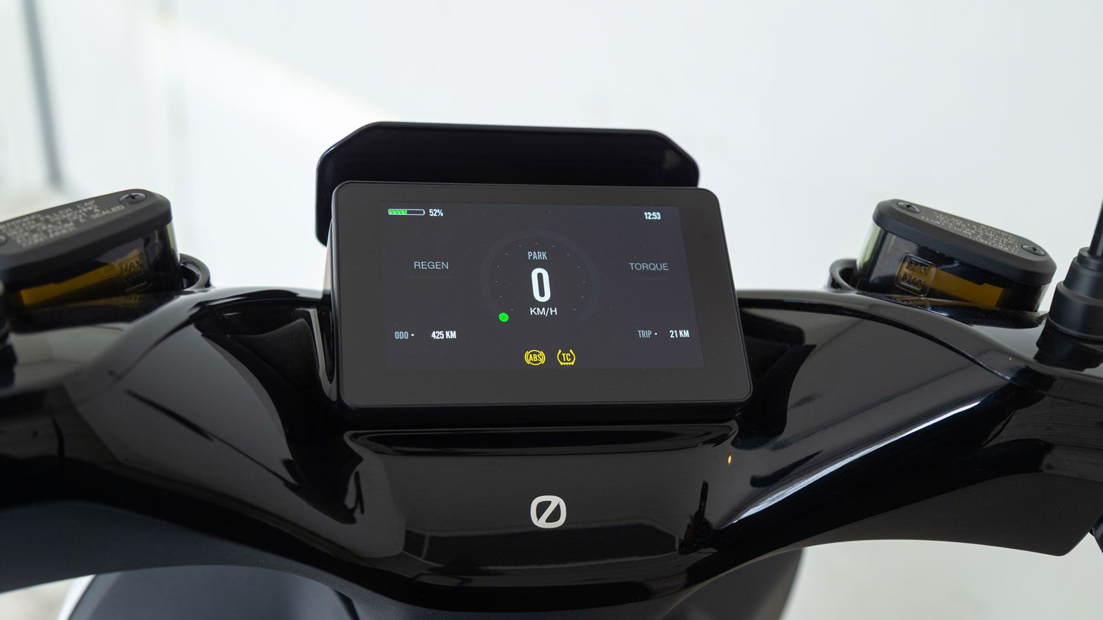 Επιστρέφοντας στη θέση του οδηγού, στο κέντρο του τιμονιού βρίσκουμε την TFT οθόνη 5 ιντσών με εξαιρετική ευκρίνεια 