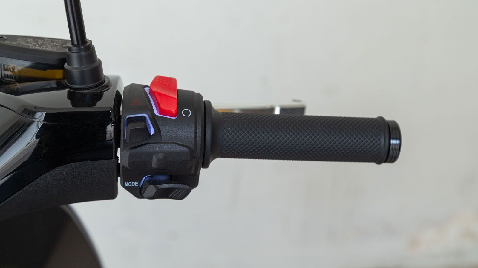 Στο δεξί και στο αριστερό άκρο του τιμονιού παρατηρούμε φωτιζόμενους διακόπτες στους οποίους συμπεριλαμβάνεται και το πλήκτρο όπισθεν. 