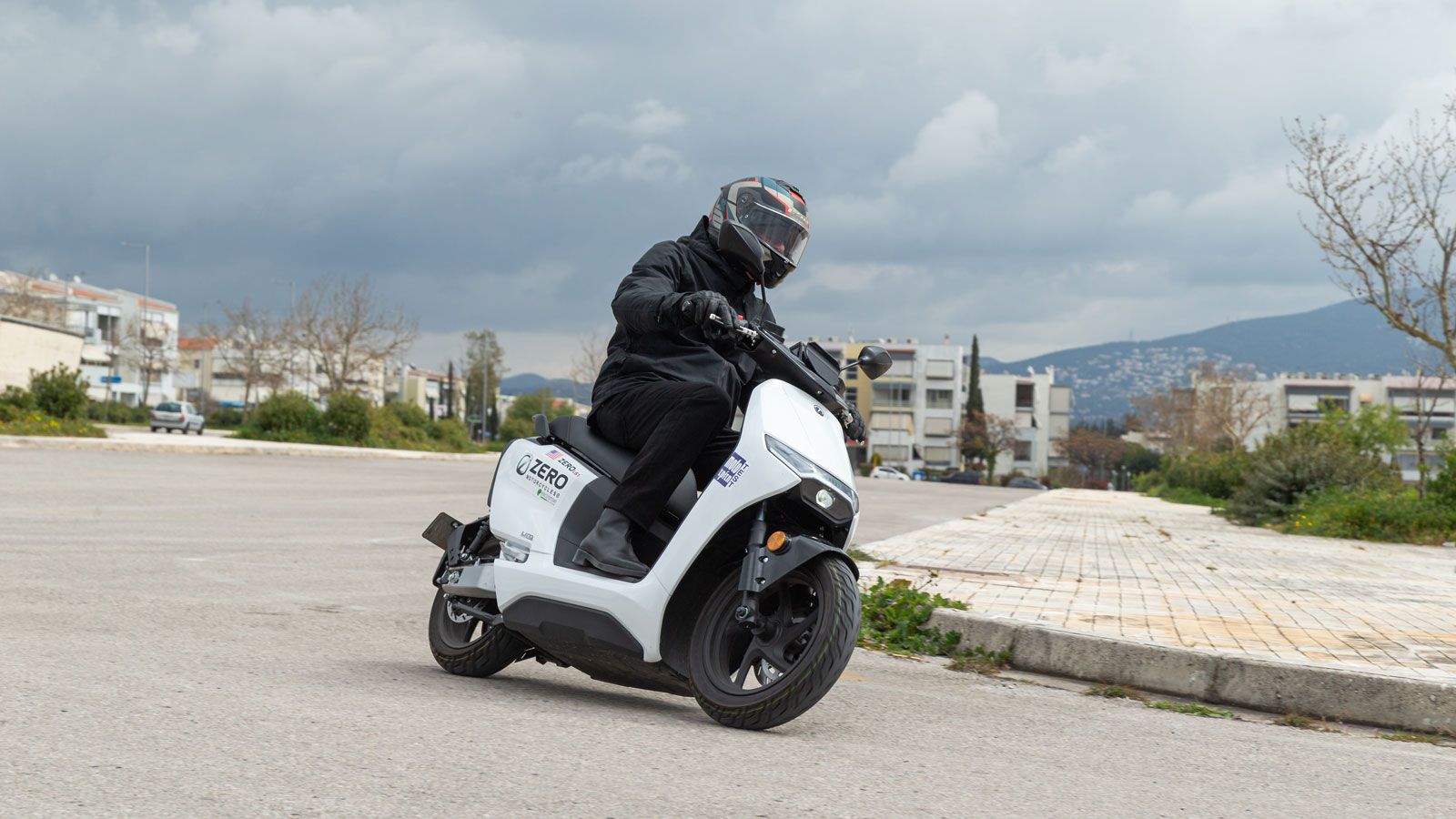 Αν λοιπόν οι σκέψεις σου κινούνται στην κατηγορία των 125 κυβικών και θες παράλληλα να μειώσεις κατακόρυφα το κόστος κίνησης και συντήρησης, είναι χωρ