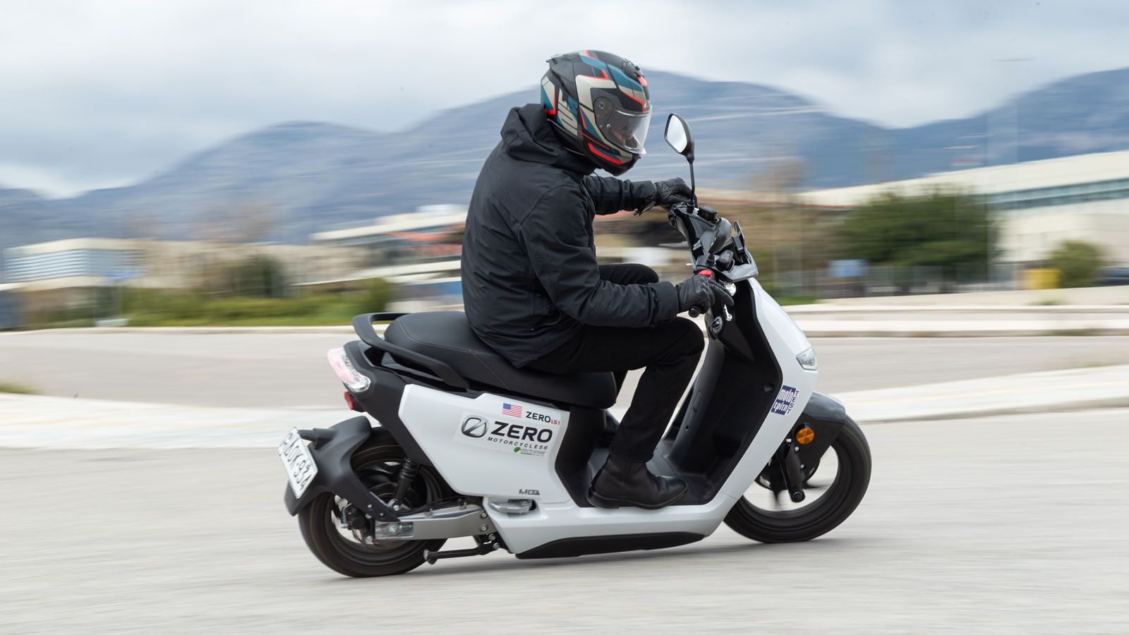 Οι μαζεμένες διαστάσεις του είναι σαφώς ένα ιδιαίτερα χρήσιμο προτέρημα μέσα στους μποτιλιαρισμένους αστικούς δρόμους, την ίδια στιγμή που η τελική τα