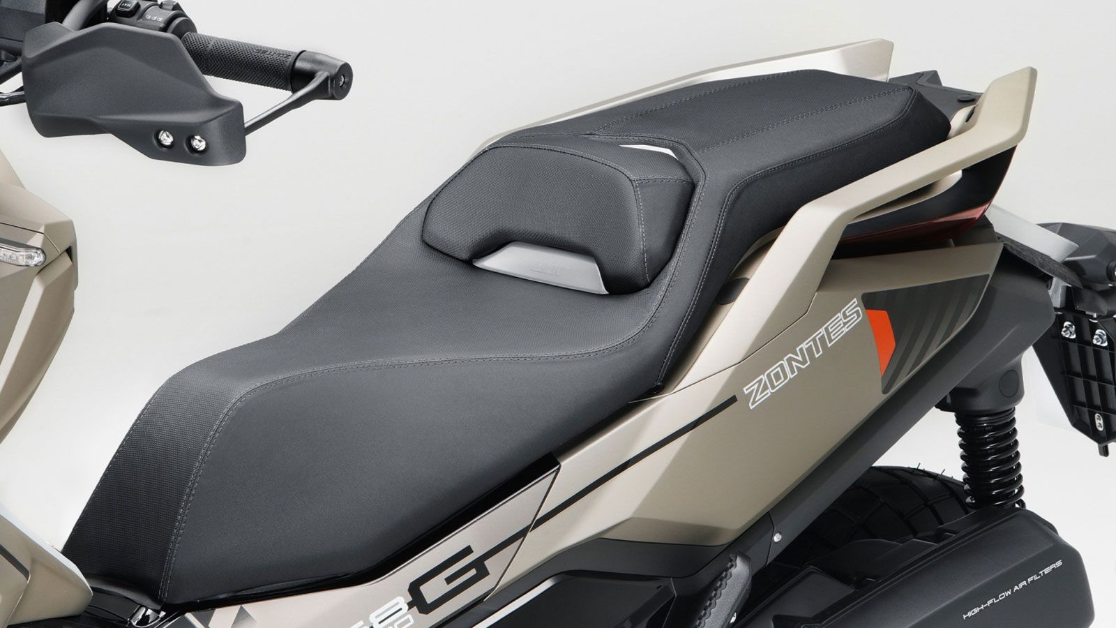 Στον τομέα της άνεσης, το G368 ETC εξοπλίζεται με θερμαινόμενες σέλες εμπρός και πίσω, με ανεξάρτητη ρύθμιση για οδηγό και συνεπιβάτη, στοιχείο που εν