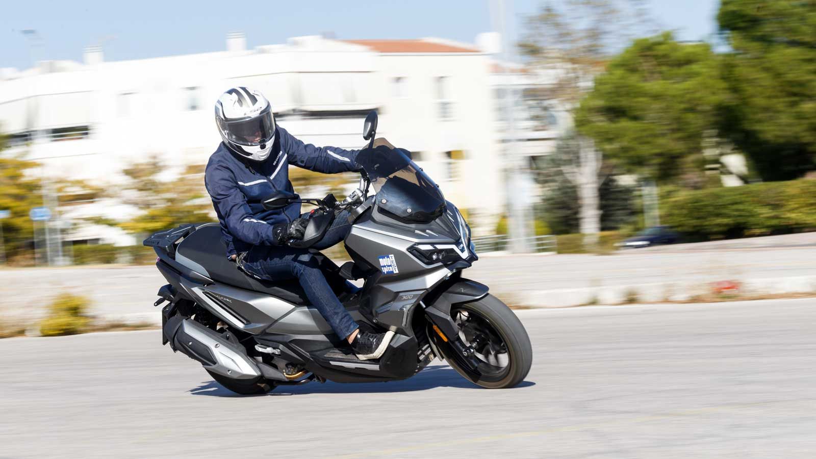 SYM ADX 300: Τιμή από 4.995 ευρώ και όλες τις ανέσεις της κατηγορίας