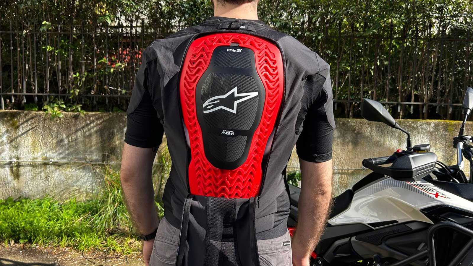 Το σκληρό προστατευτικό πλάτης του Tech Air 5 Plasma.