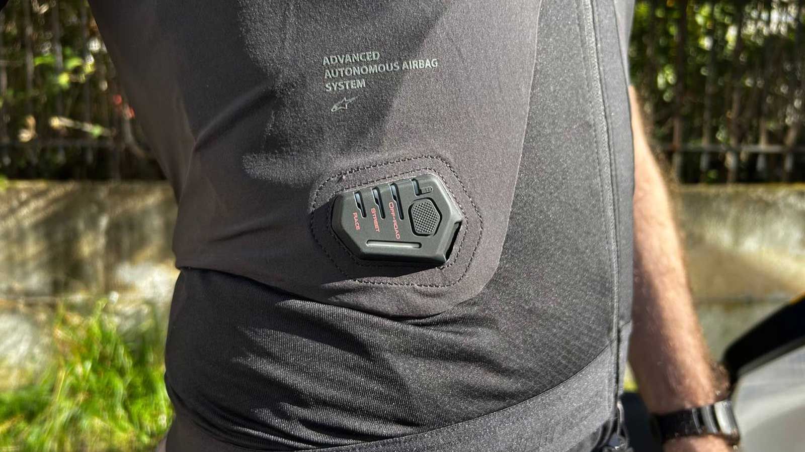 Ο νέος Alpinestars Tech Air 5 Plasma είναι εφοδιασμένος με λειτουργία off-road.