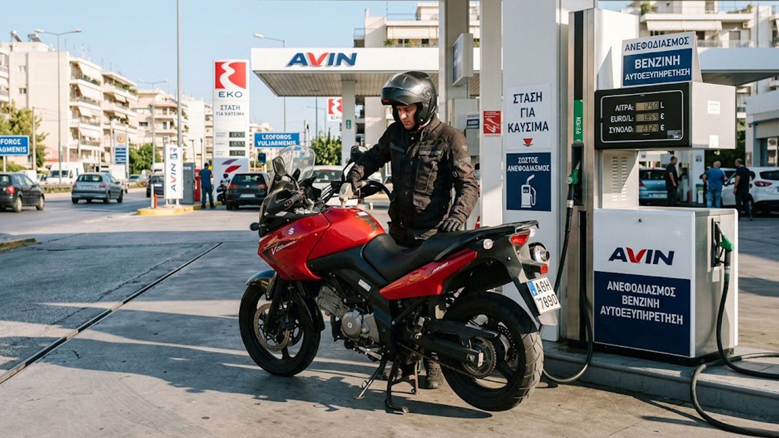 Στα λίγα εκατοστά από το ρεζερβουάρ βρίσκονται τα πόδια και το πρόσωπο του αναβάτη