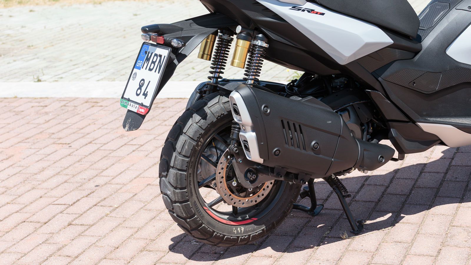 Στην καρδιά του SR GT 400 βρίσκεται ο γνωστός μονοκύλινδρος κινητήρας των 399κ.εκ. του Beverly, ένα σύνολο που έχει ήδη αποδείξει την αξία του προσφέρ