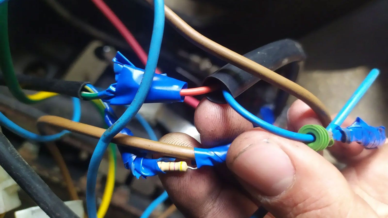 Όμως όσο αυξάνονταν τα ηλεκτρονικά — ABS, traction control, ride-by-wire, TFT οθόνες — το σύστημα γινόταν βαρύτερο, πιο σύνθετο και πιο επ