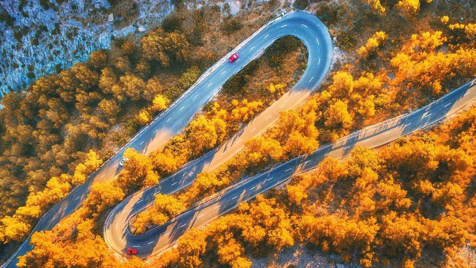 Ο βασικός λόγος είναι η πολύ χαμηλή ταχύτητα. Σε αυτές τις συνθήκες η μοτοσυκλέτα δεν στηρίζεται τόσο στη δυναμική ισορροπία της κίνησης και χρειάζετα