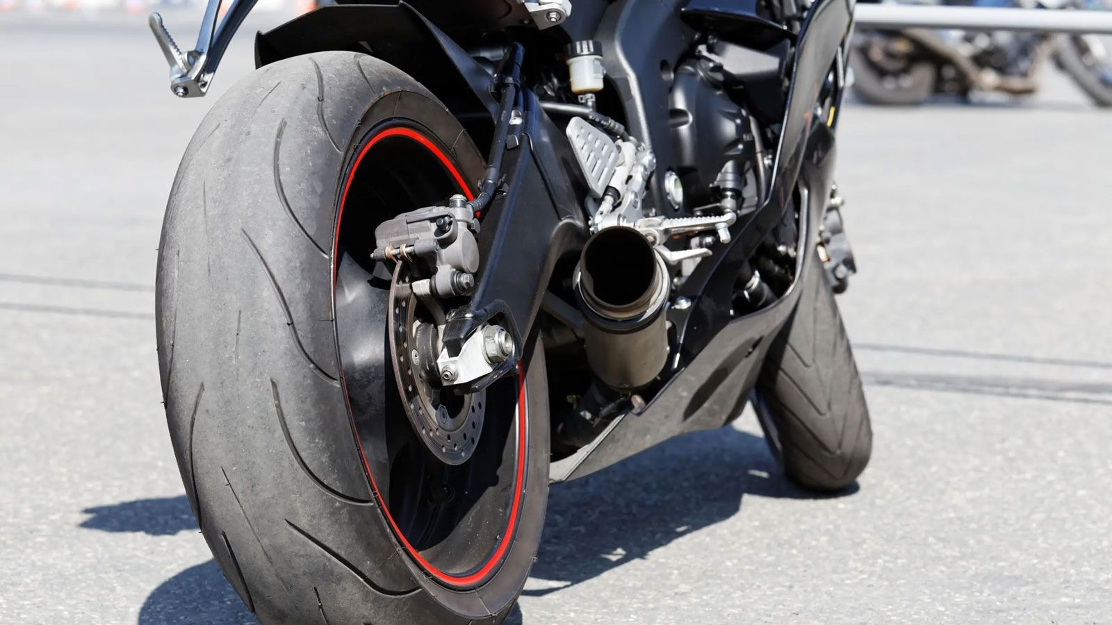 Η χρήση του πίσω φρένου σε στροφή είναι από τα πιο παρεξηγημένα κεφάλαια της οδήγησης. Σε κλειστές καμπές και φουρκέτες, μια ήπια, προοδευτική πίεση σ