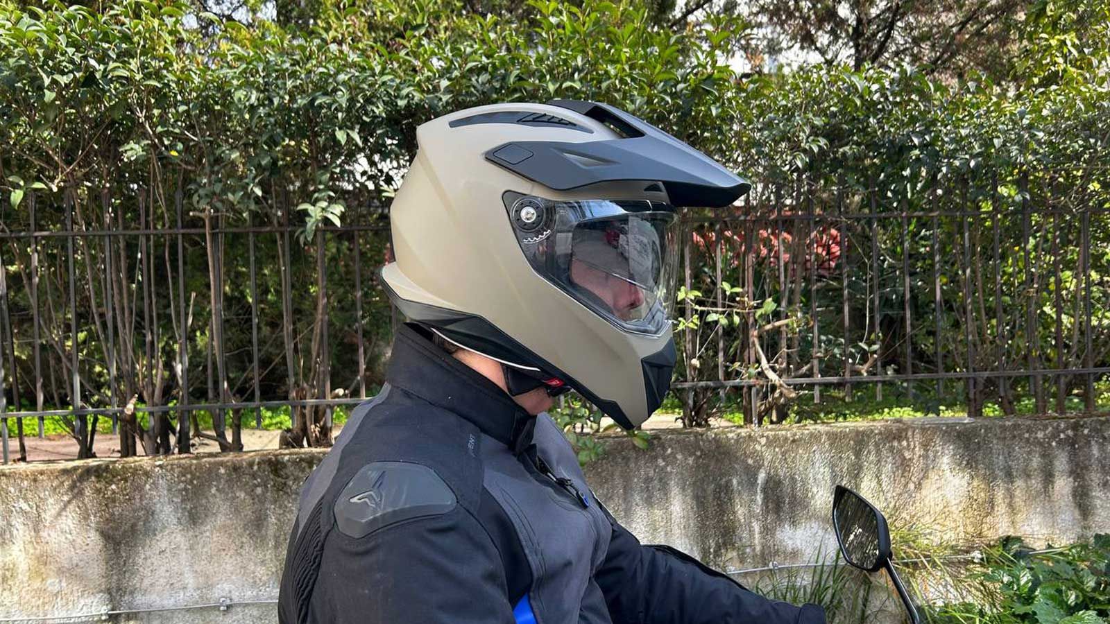 Το γείσο του FSD 805 είναι ρυθμιζόμενο.