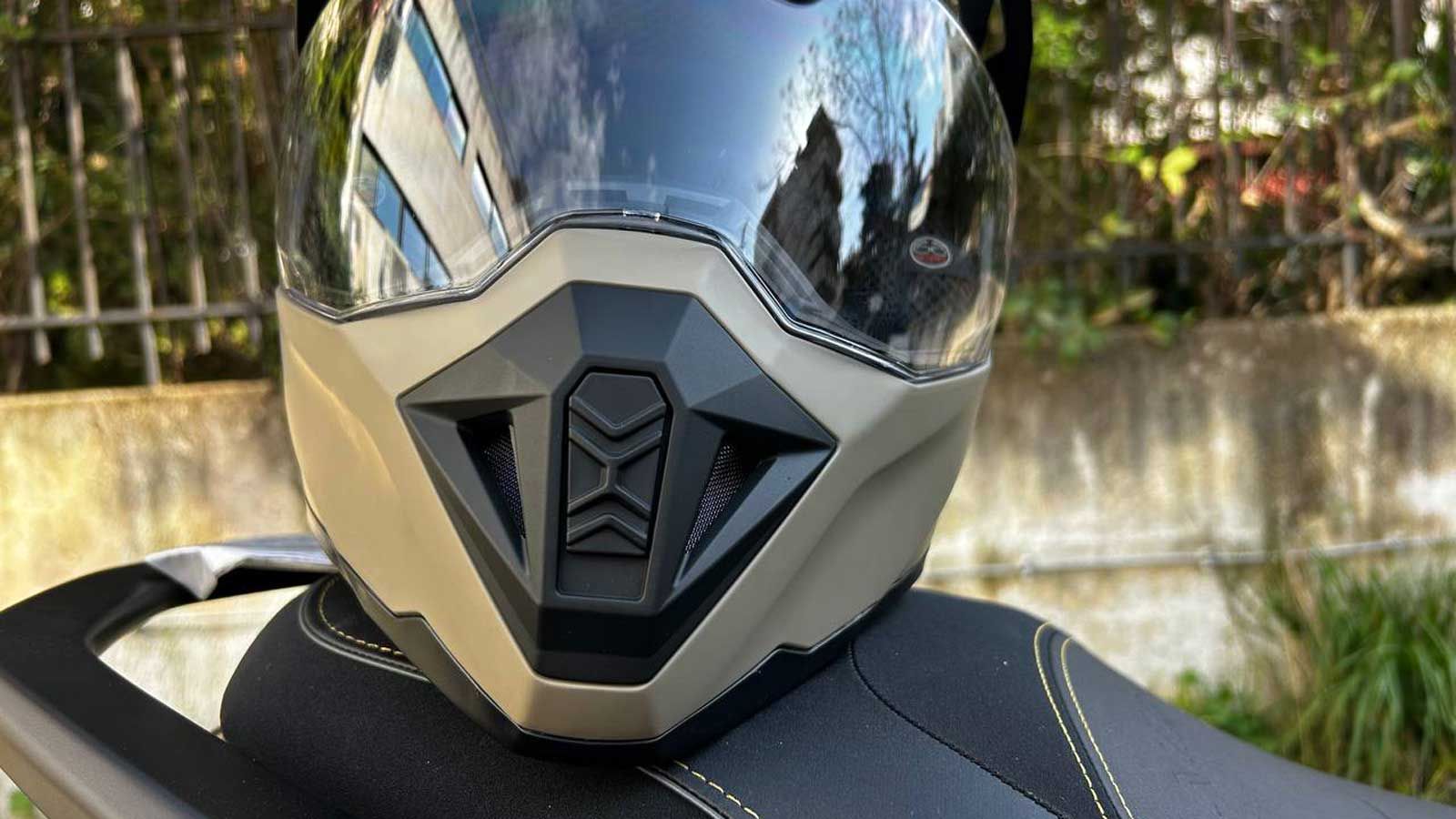 Μεγάλος αεραγωγός στο πηγούνι του FSD 805.