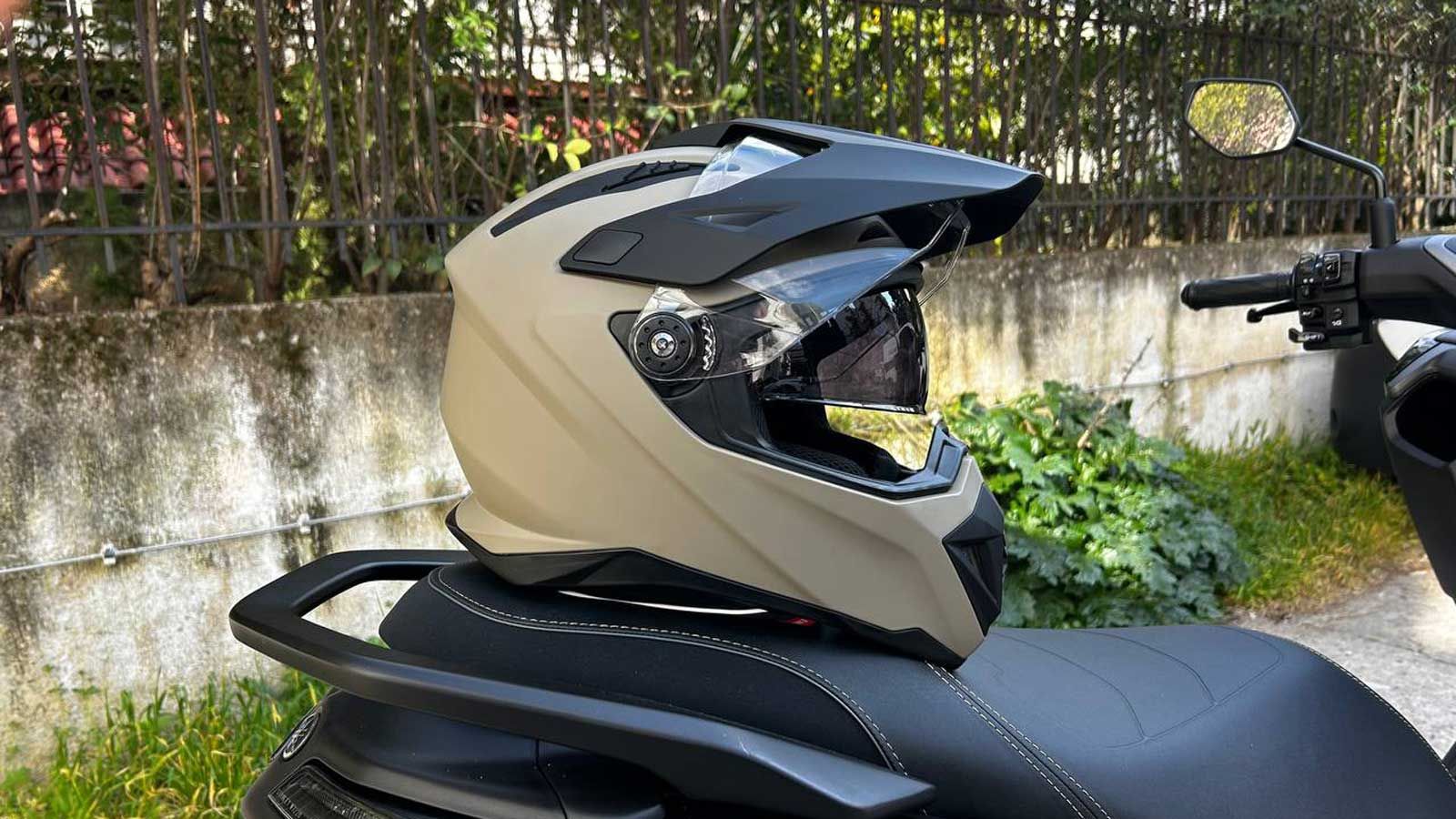 To FSD 805 είναι εφοδιασμένο και  με φιμέ γυαλιά. 