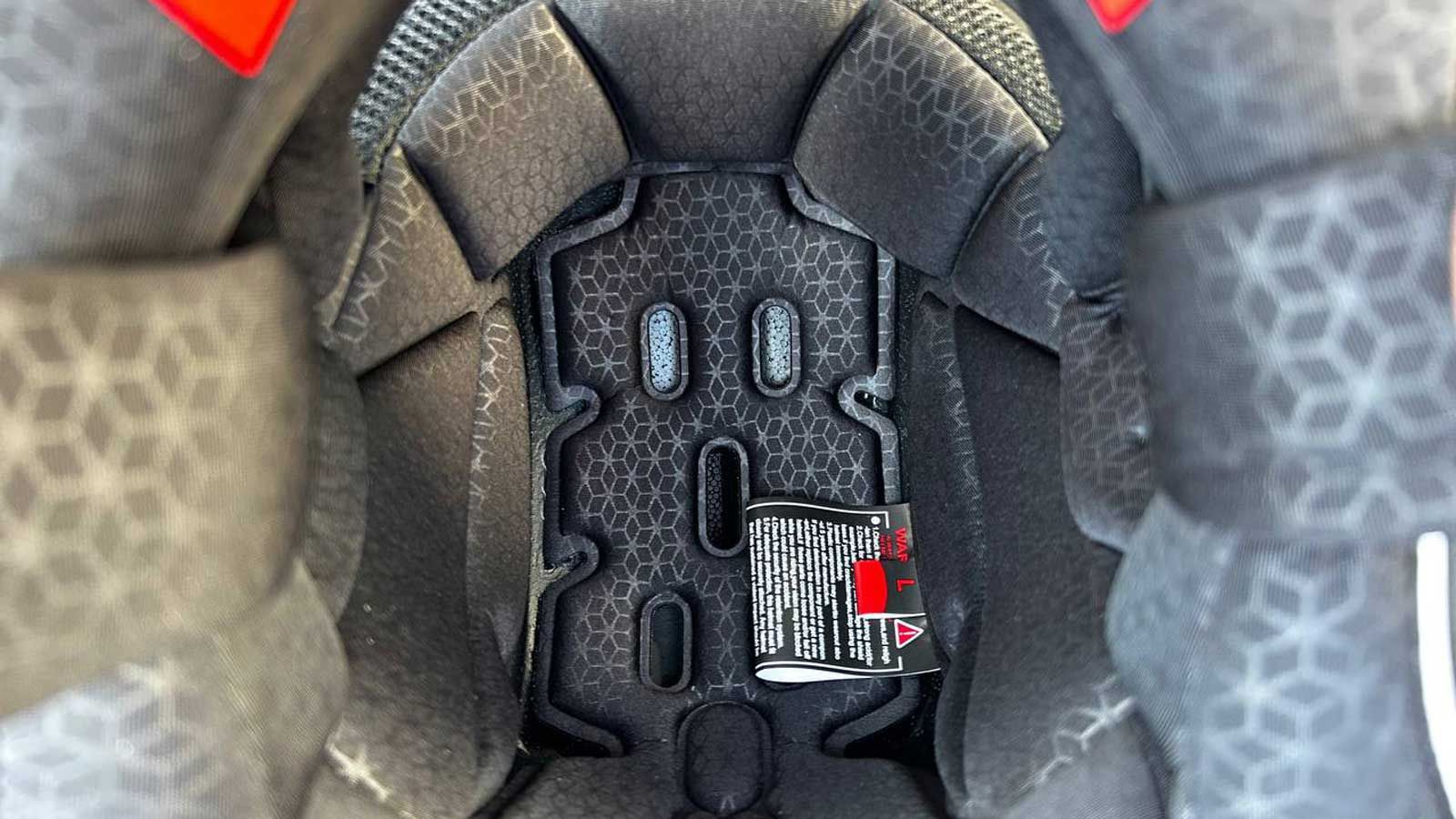 Επένδυση με πλούσιο αφρώδες υλικό στο εσωτερικό του FSD 805.