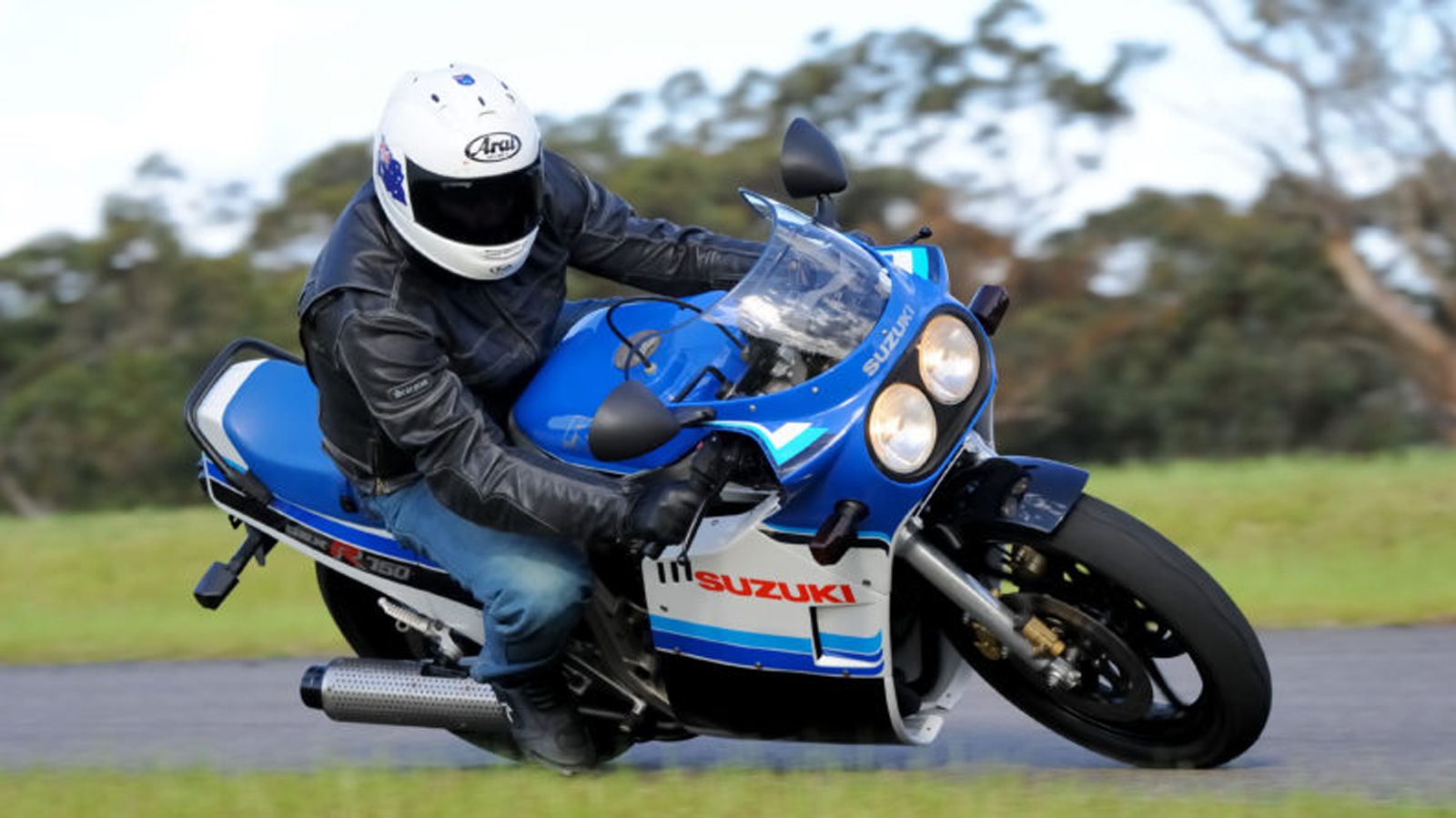 Suzuki στους αγώνες: Η κληρονομιά που πέρασε στις μοτοσυκλέτες δρόμου