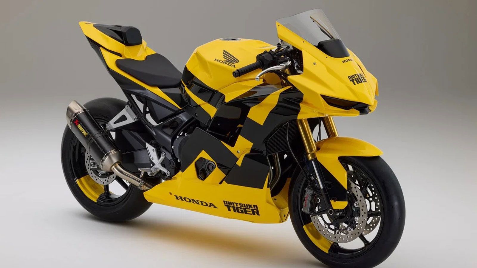 Brembo φρένα και Akrapovic εξάτμιση δείχνουν premium προσανατολισμό