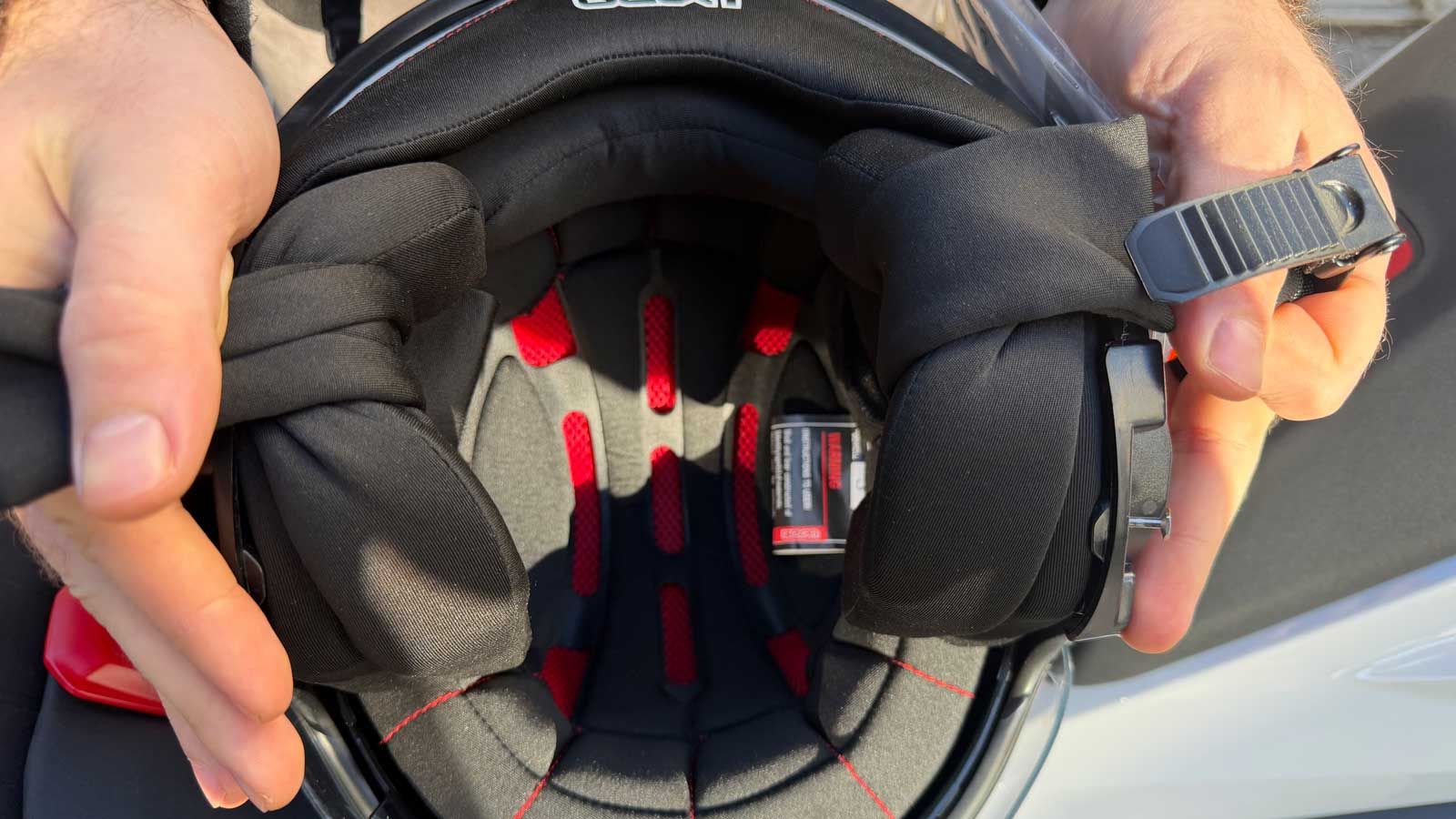 Η εσωτερική επένδυση στο Beon B707 Stratos είναι υποαλλεργική και αφαιρούμενη.