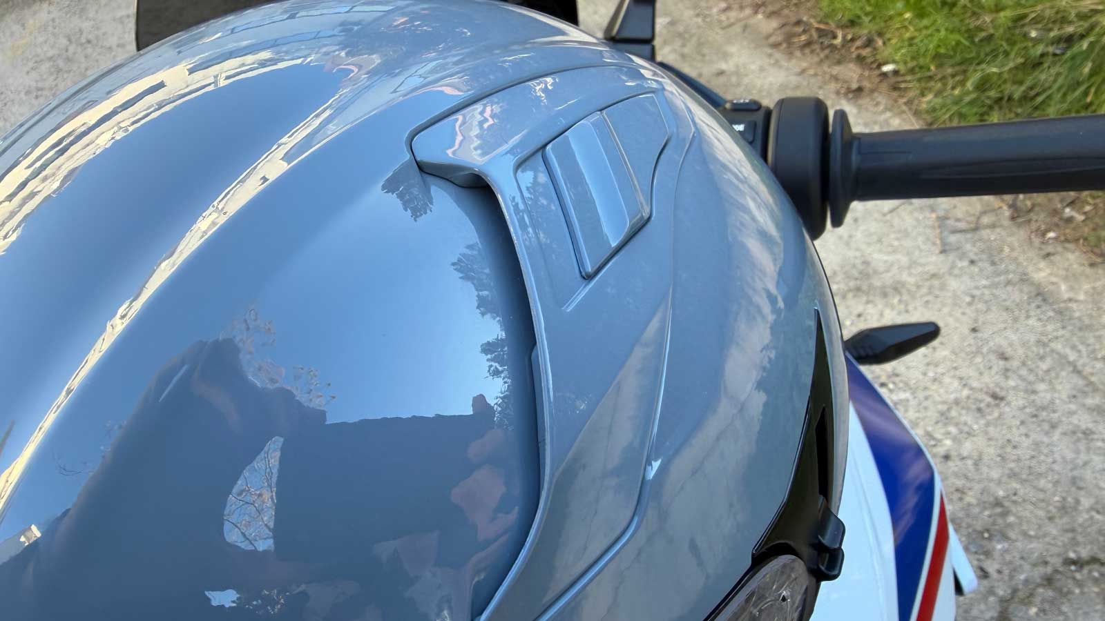 Οι αεραγωγοί στο επάνω μέρος του Yohe 910 SV.