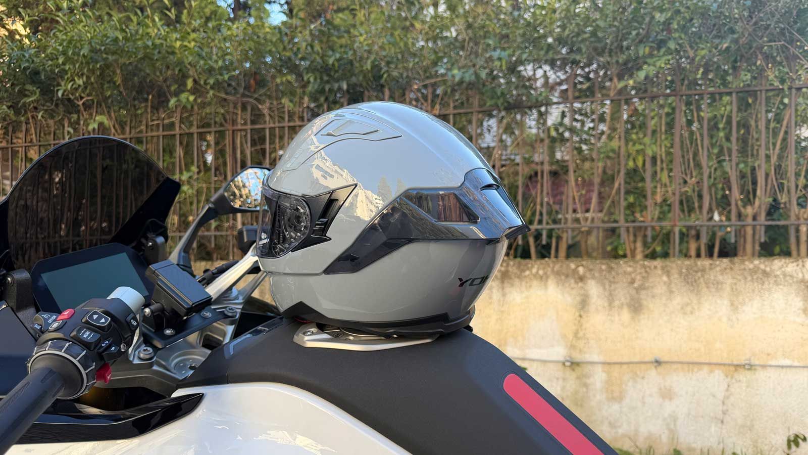 Μεγάλη αεροτομή στο πίσω μέρος του Yohe 910 SV.