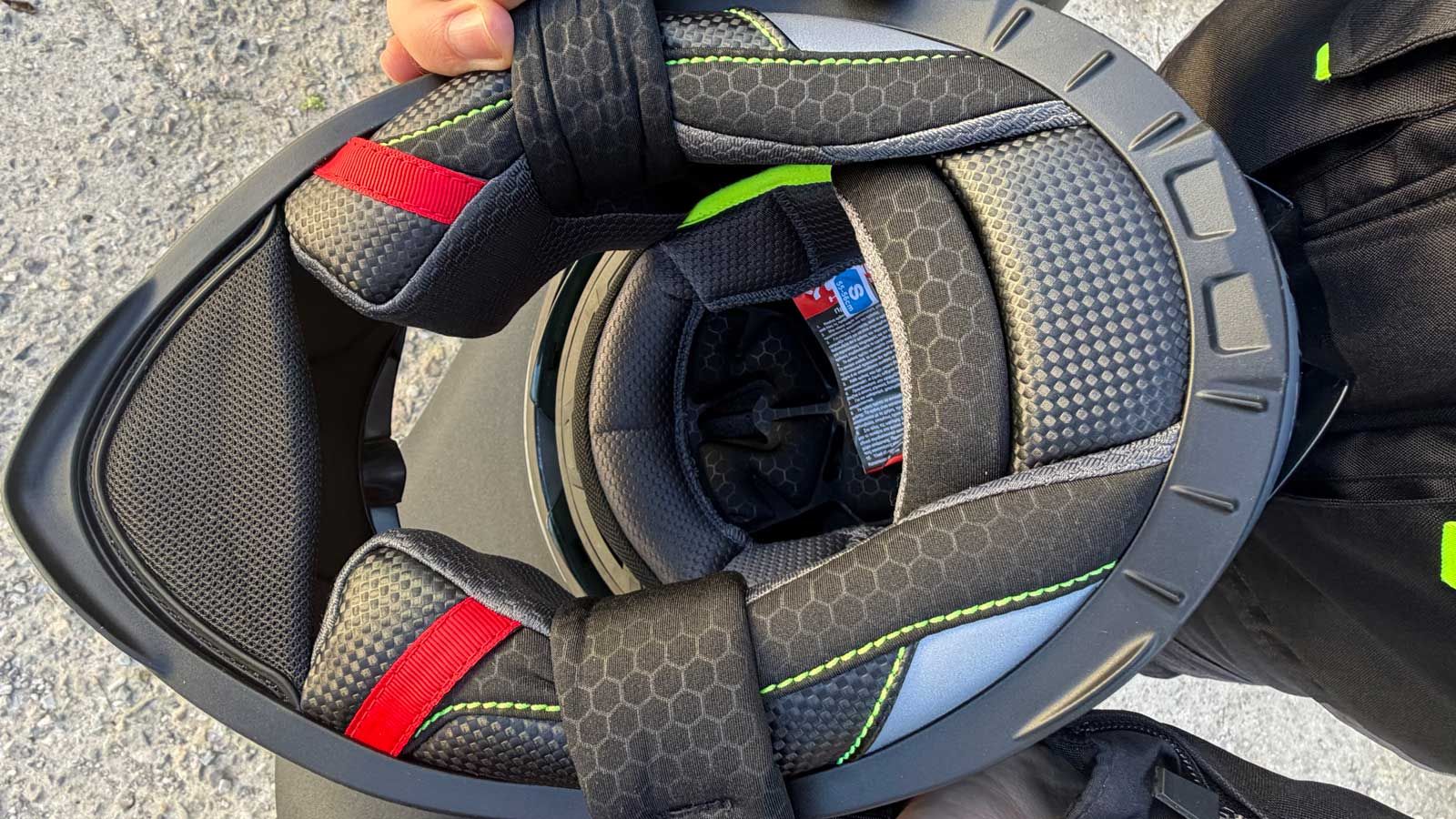 To Yohe 910 SV διαθέτει υποαλλεργική, αφαιρούμενη επένδυση.