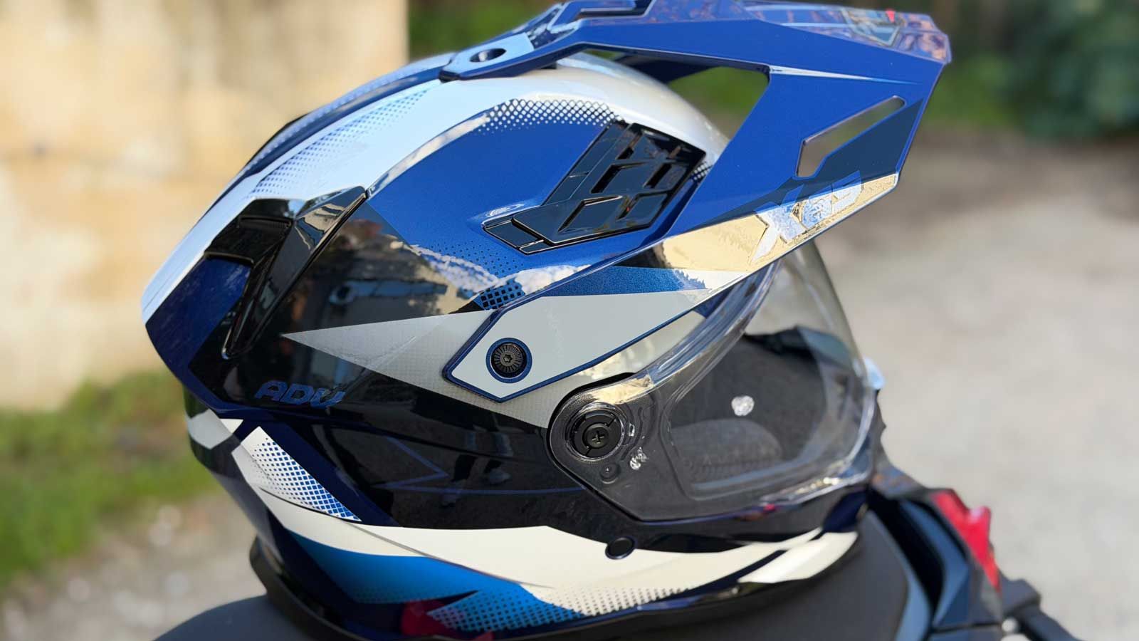 To Pilot Atacama SV X65  διαθέτει αφαιρούμενο γείσο.