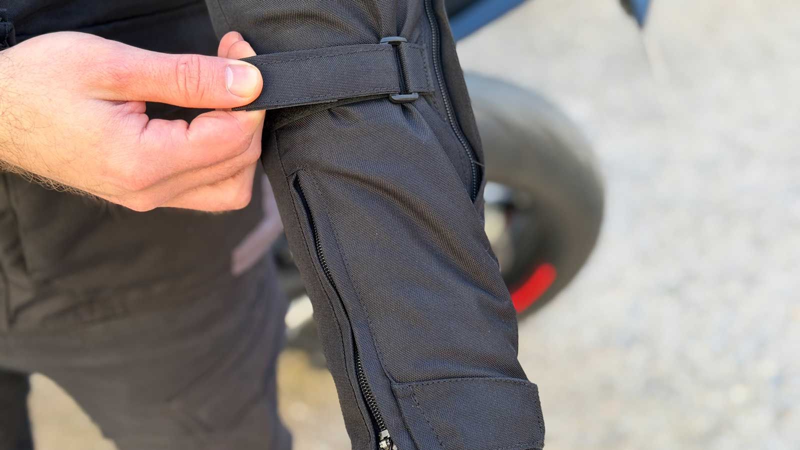 Το Nordcode Dust διαθέτει ιμάντες σύσφιξης και στα μανίκια