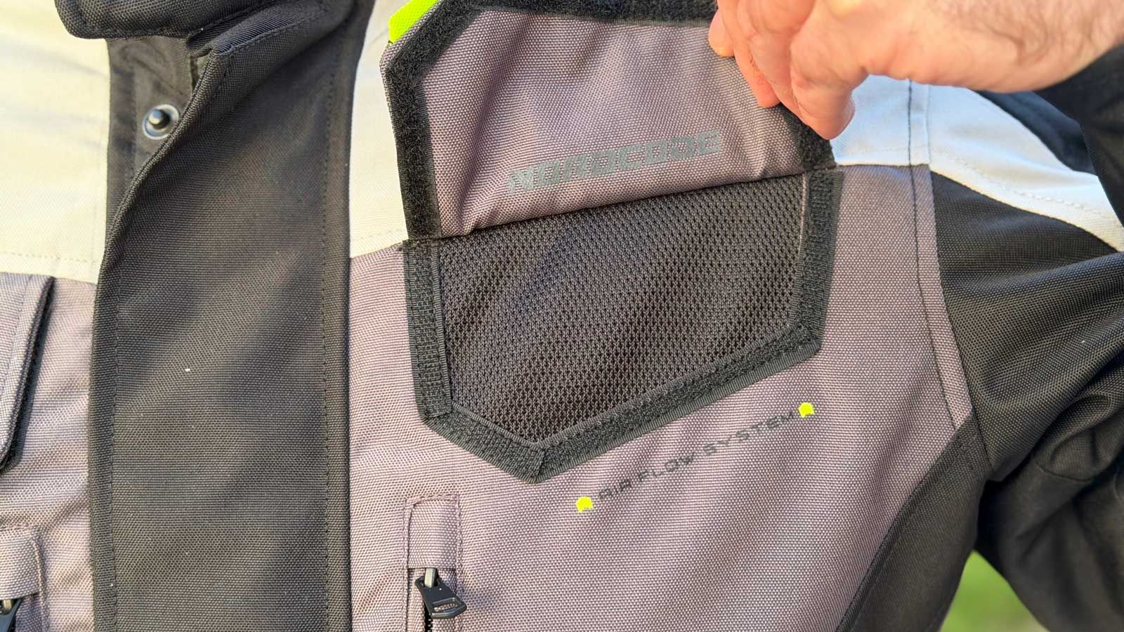 Το Nordcode Dust διαθέτει μεγάλους αεραγωγούς στο ύψος τους στήθους.