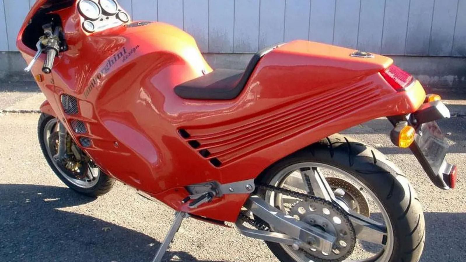 Το project πήρε το όνομα Design 90 και ξεκίνησε το 1986, όχι όμως μέσα στο εργοστάσιο της SantΆAgata. Η Lamborghini ανέθεσε τον σχεδιασμό και την κατα