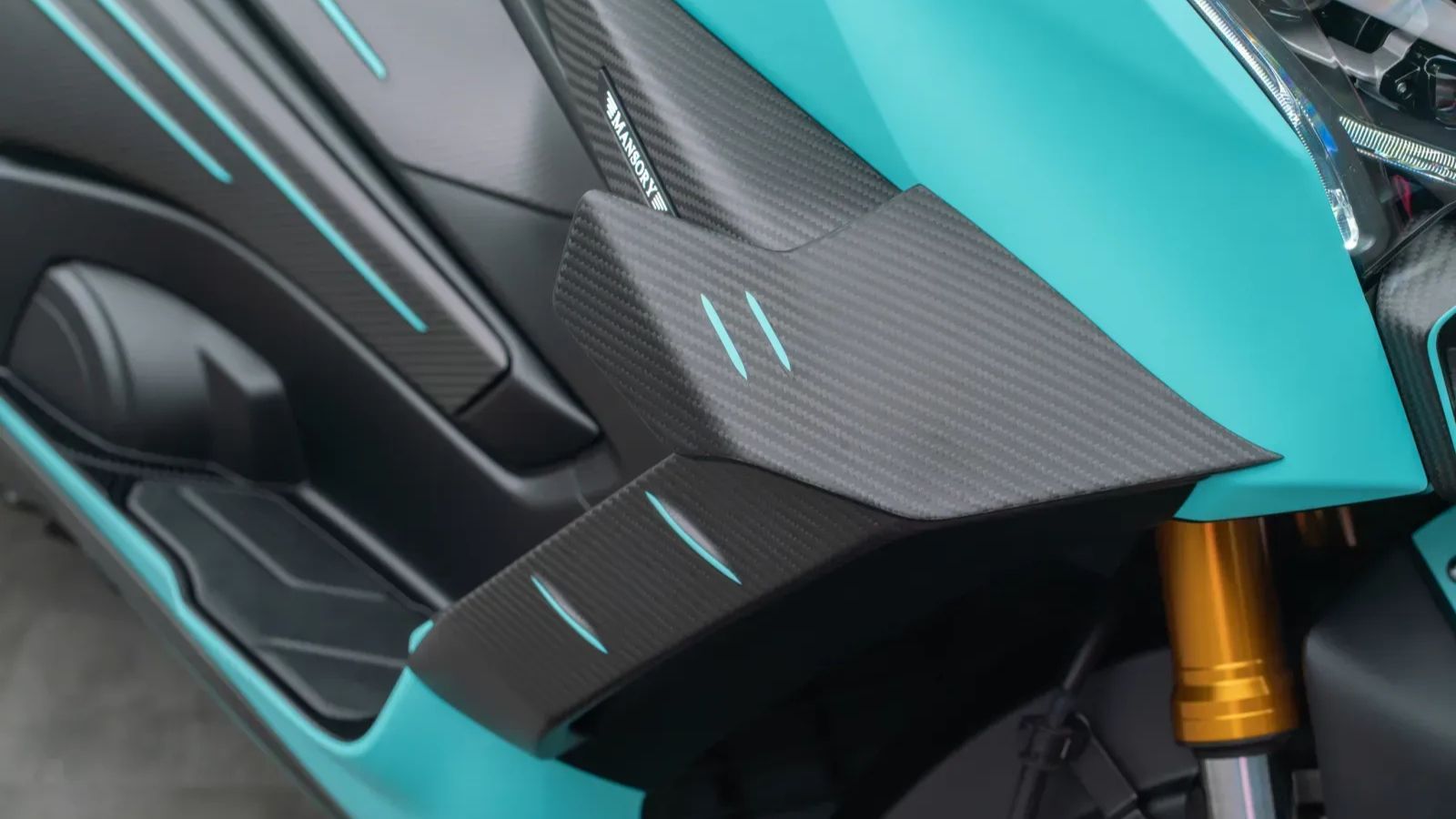 Yamaha TMAX 560: Η Mansory το μετατρέπει σε luxury scooter