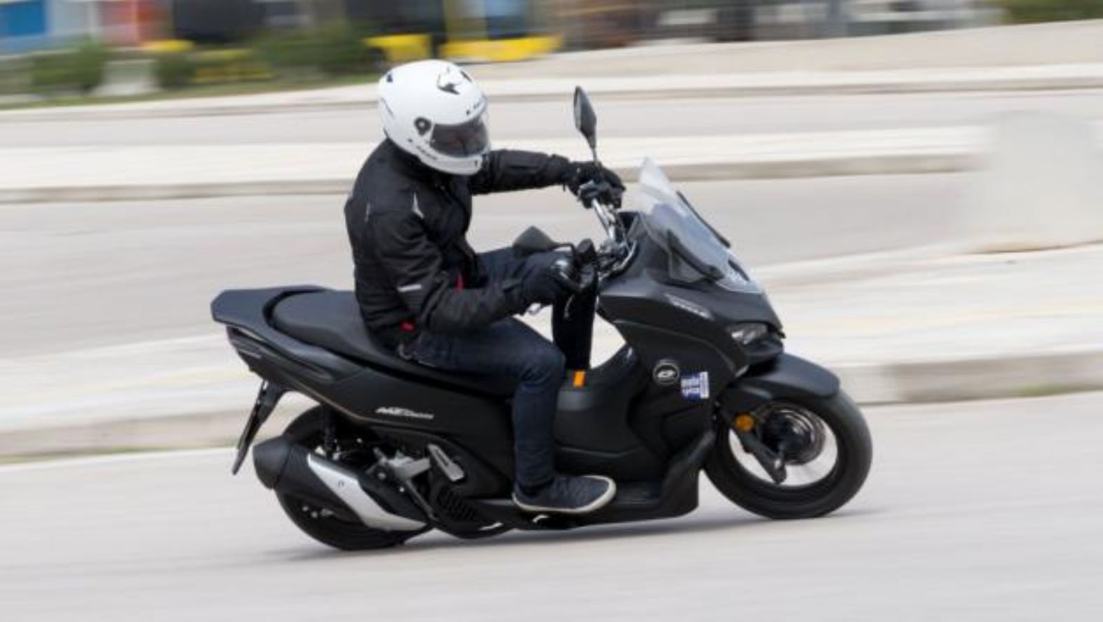 QJMOTOR MTX 125: Έχει εξοπλισμό «μεγάλου» scooter αλλά κοστίζει μόλις 2.595 ευρώ