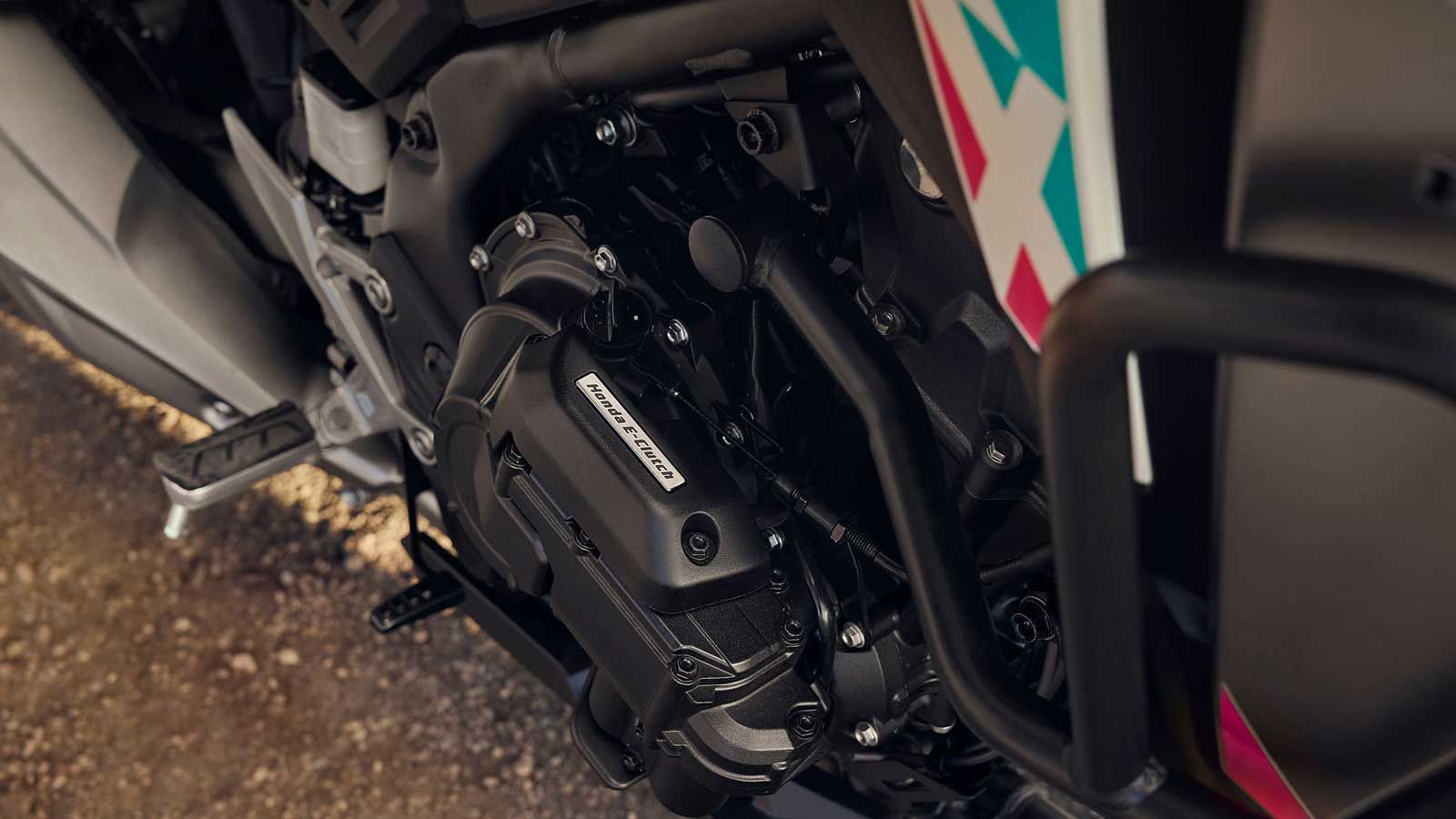 Το Honda NX 500 E-Clutch διαθέσιμο σε όλους τους χρωματισμούς από τη Motorrad Βιταλιώτης.