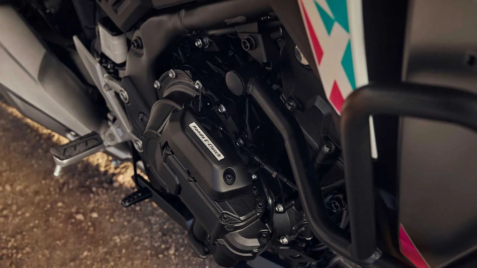 Honda NX500 E-Clutch: Πώς κάνει τη μοτοσυκλέτα να λειτουργεί σαν scooter