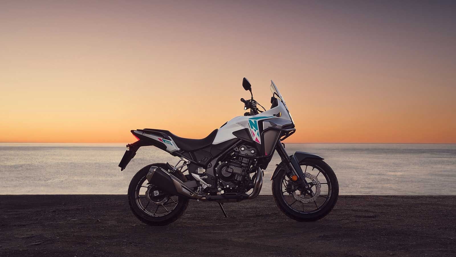 Το Honda NX 500 E-Clutch διαθέσιμο σε όλους τους χρωματισμούς από τη Motorrad Βιταλιώτης.