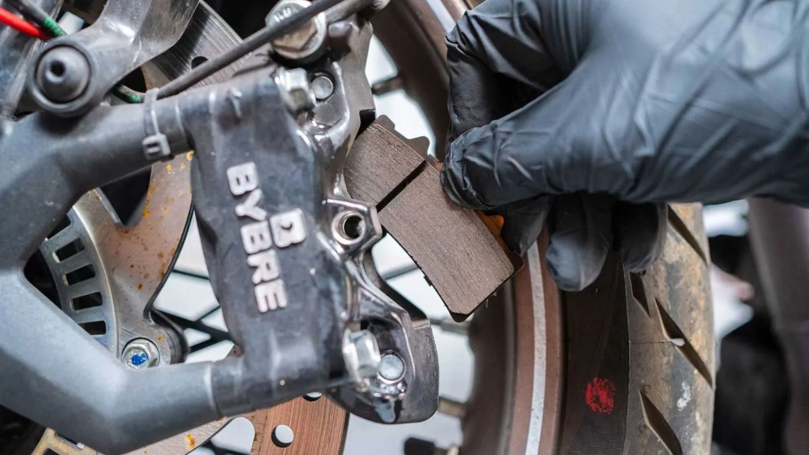 Τα φρένα και τα ελαστικά της μοτοσυκλέτας είναι ίσως τα δυο σημαντικότερα σημεία που πρέπει να είμαστε πάντα σε θέση να επιθεωρήσουμε χωρίς να χρειάζε