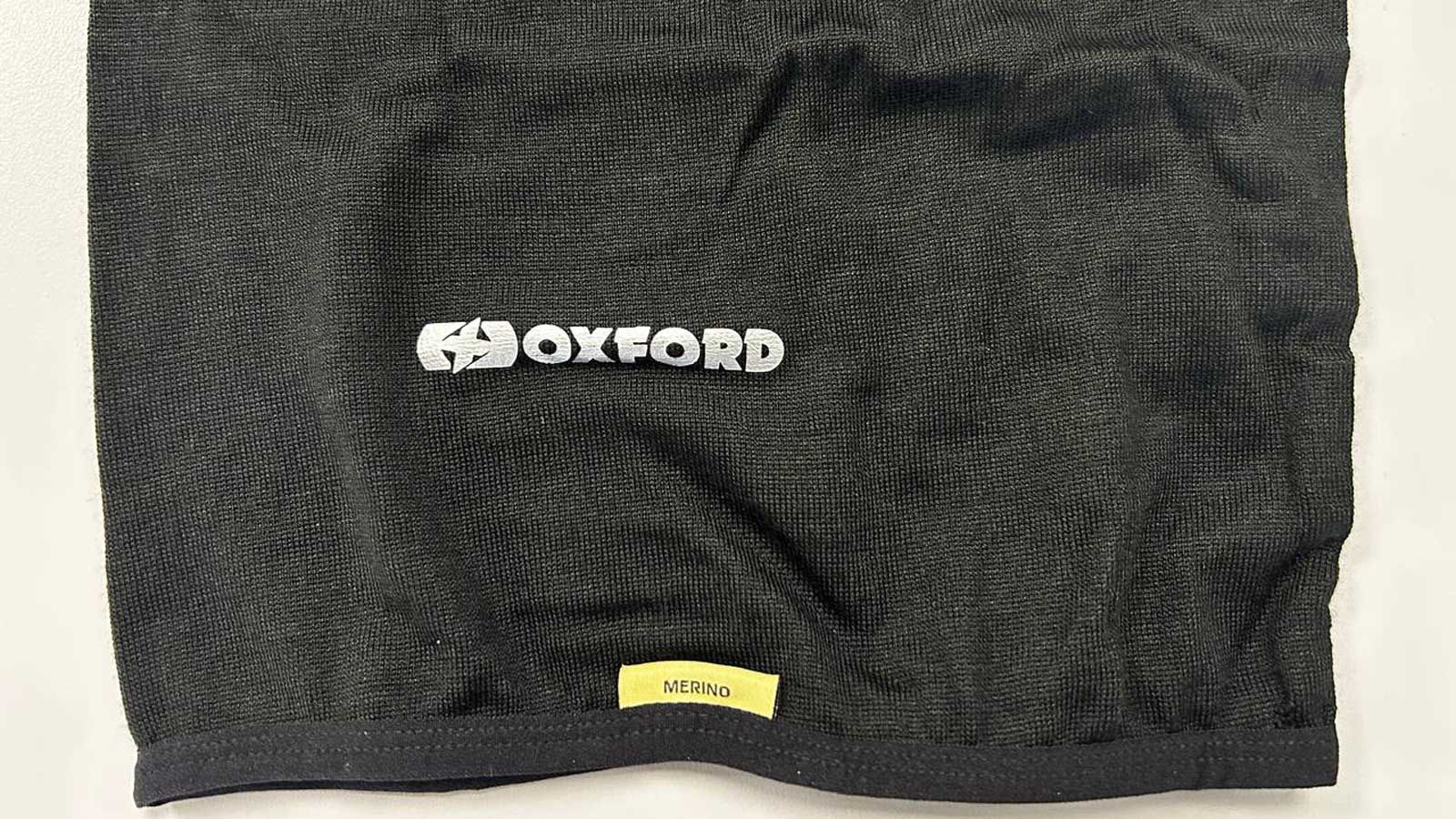 Το Deluxe Neck Tube Merino αξιοποιεί τις χαρακτηριστικές ιδιότητες του μαλλιού Merino και συνδυάζει τη φυσική θερμοκρασιακή ρύθμιση του μαλλιού με την