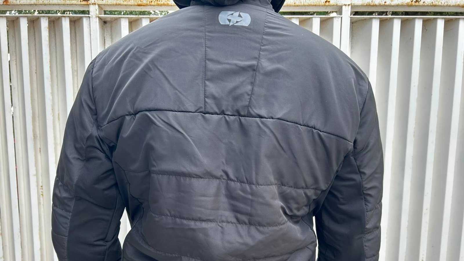 Εσωτερική αριστερή τσέπη που χρησιμεύει και ως θήκη μεταφοράς για  το Oxford Atmos Thermo Mid-Layer Puffer