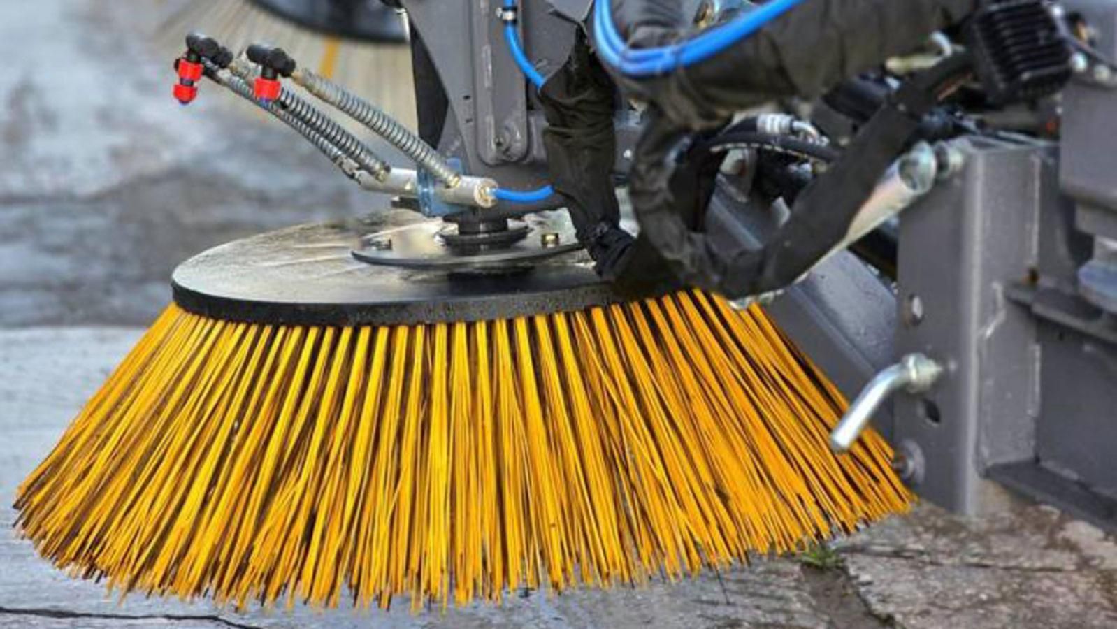 Ο νέος εξοπλισμός περιλαμβάνει μικρά και μεγάλα μηχανοκίνητα σάρωθρα. Τα μικρά έχουν δυνατότητα αποθήκευσης 4 κυβικών μέτρων απορριμμάτων, ενώ τα μεγα