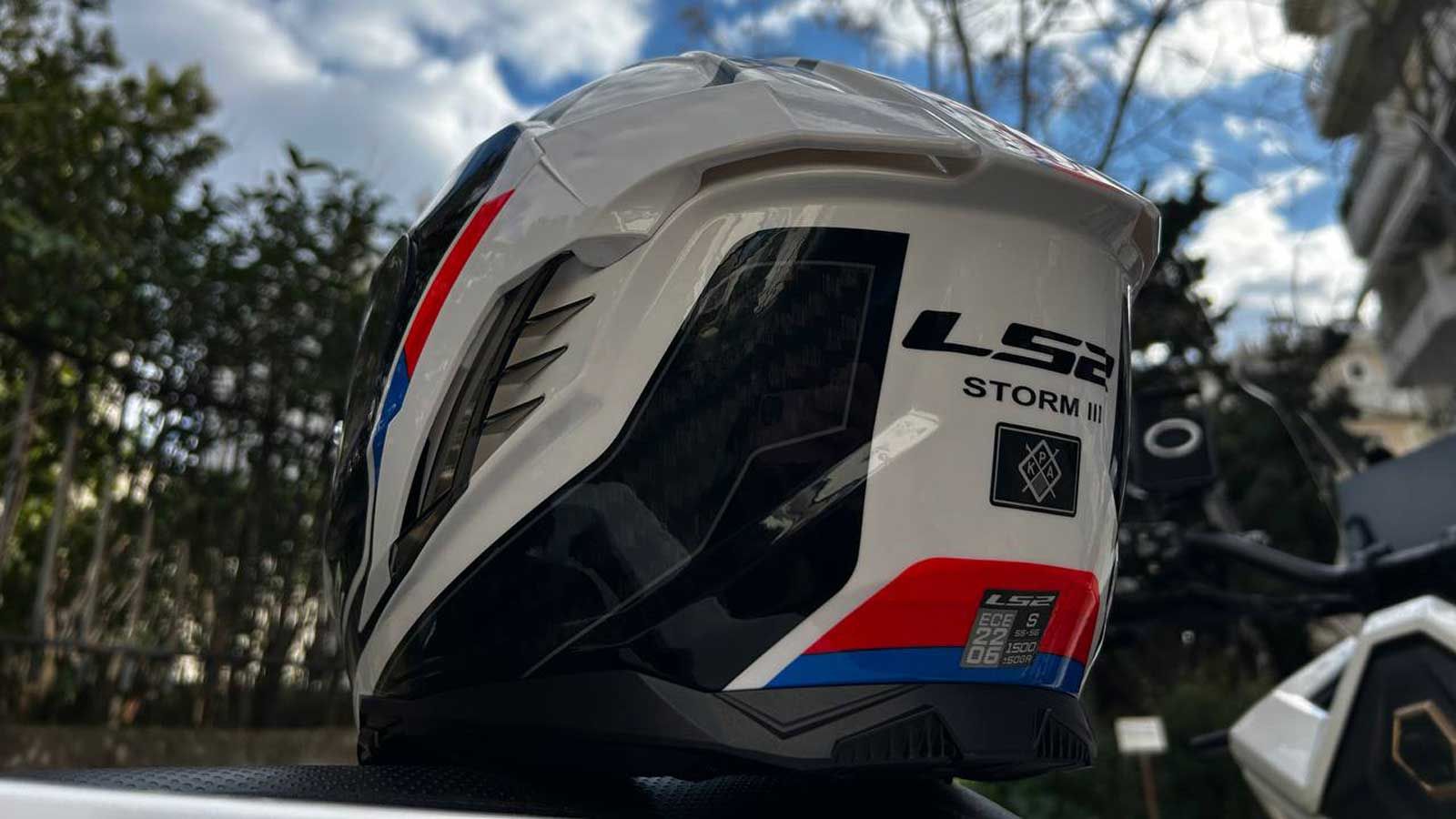 Αιχμηρός σχεδιασμός και spoiller στο πίσω μέρος του Storm III.