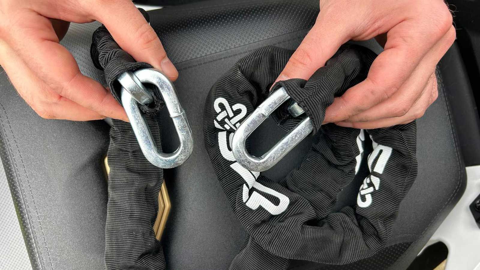 Τόσο η αλυσίδα όσο και το λουκέτο SXP έχουν επενδυθεί με υλικό που δυσκολεύει το κόψιμο.