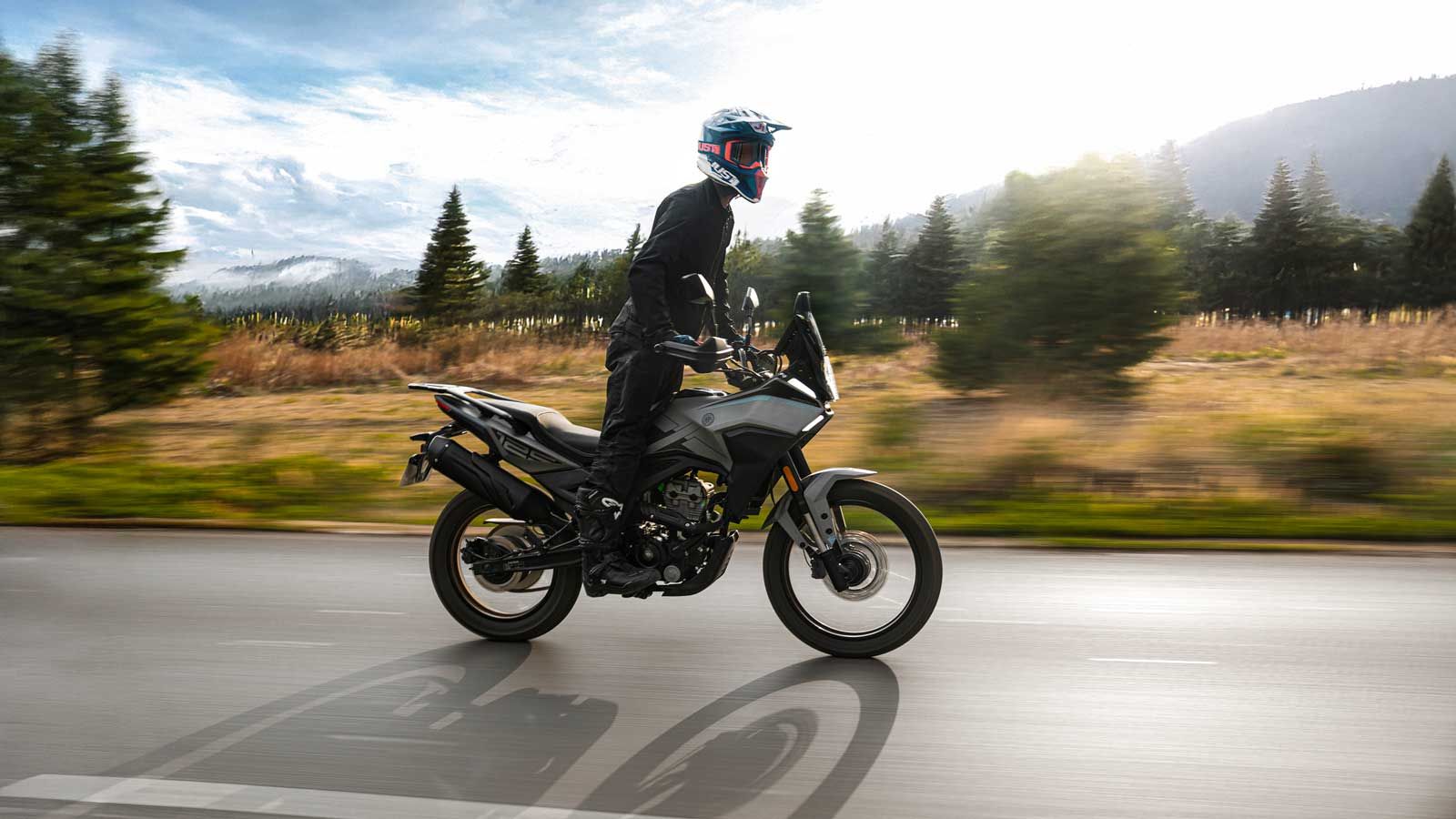 Η Morbidelli T125X έρχεται ως μια πρόταση που ξεφεύγει από τα συνηθισμένα δεδομένα της κατηγορίας των 125 κ.εκ., υιοθετώντας έναν πιο ξεκάθαρο trail κ