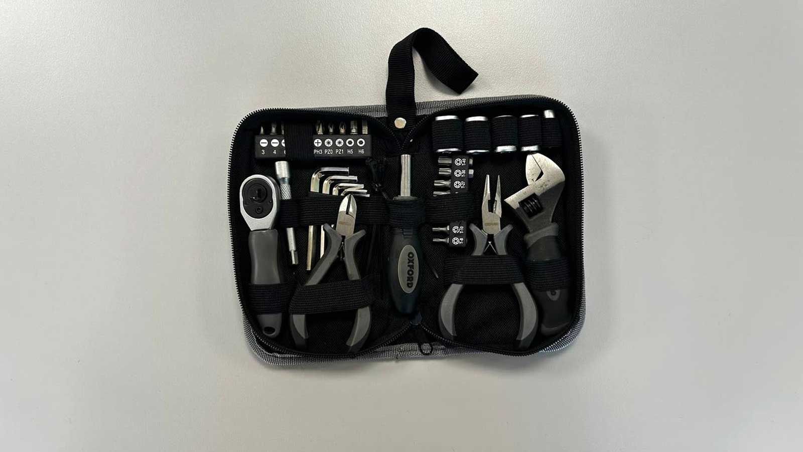 Η Tool Kit Pro V2 περιέχει συνολικά 35 τεμάχια. 