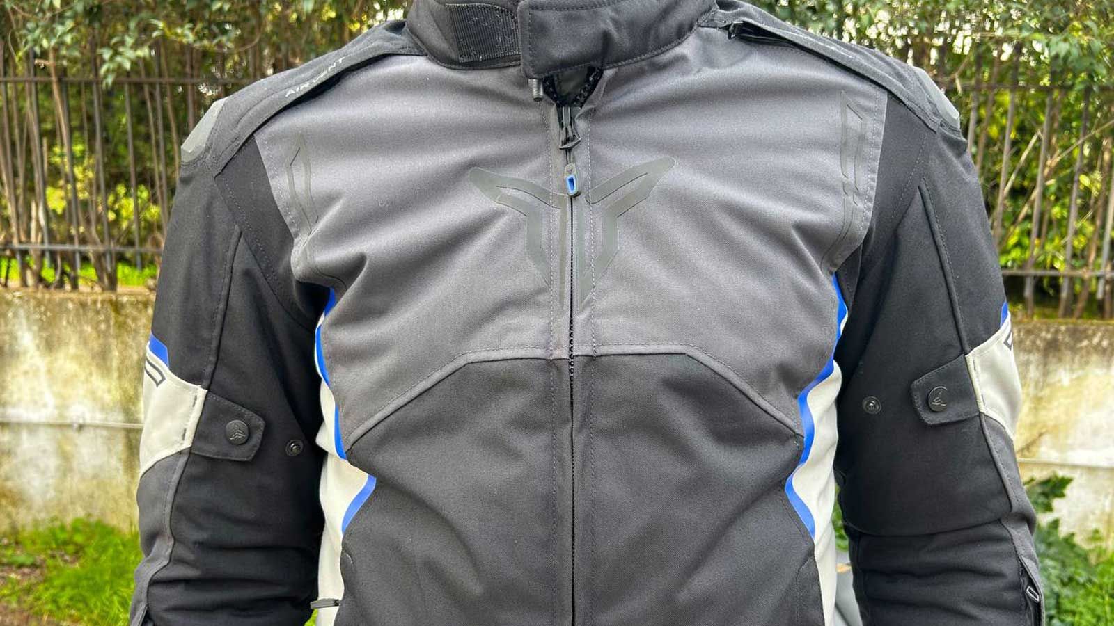 Το Top speed διαθέτει σπόρ σχεδιασμό με στενή εφαρμογή.