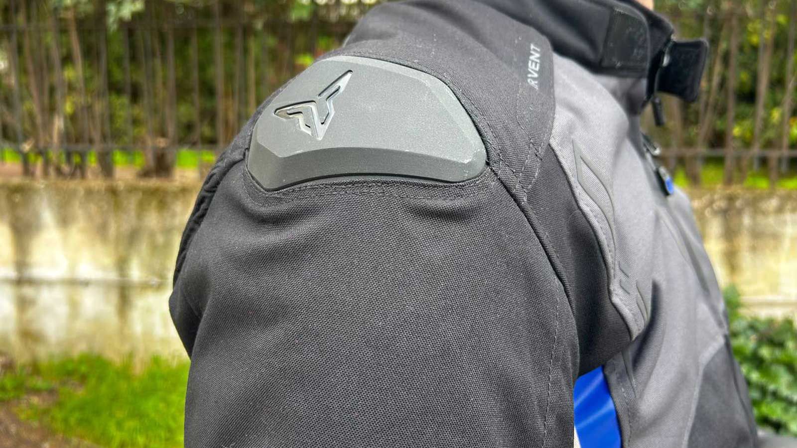 Εξωτερικά προστατευτικά καλύμματα στους ώμους.