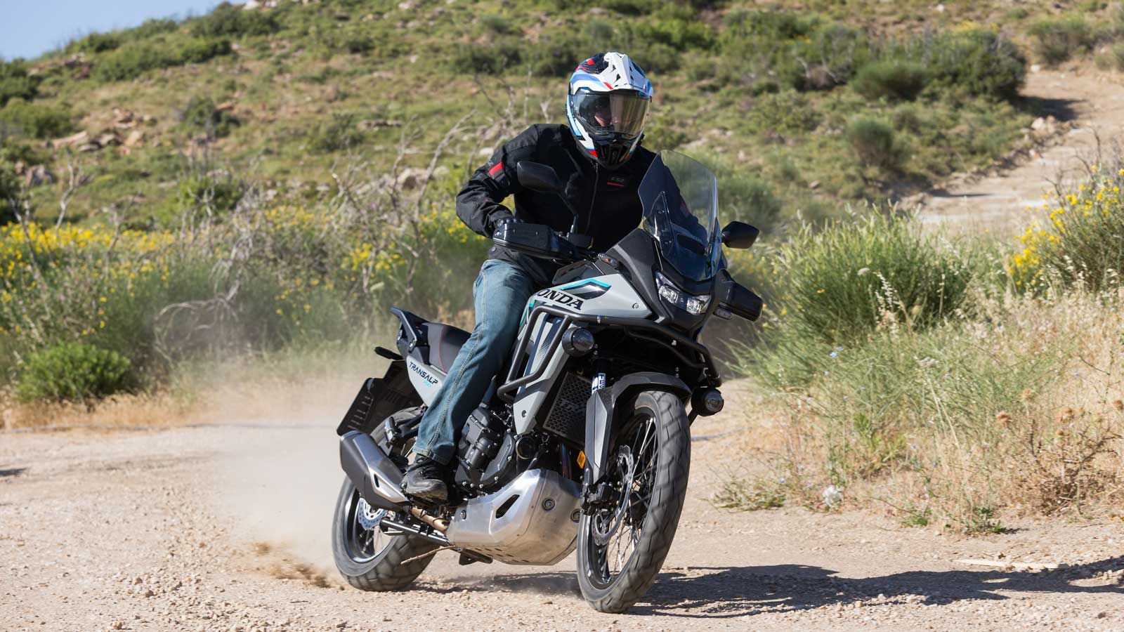 Honda Transalp 750 E-Clutch: Η διαχρονική σειρά «φοράει» νέα τεχνολογία