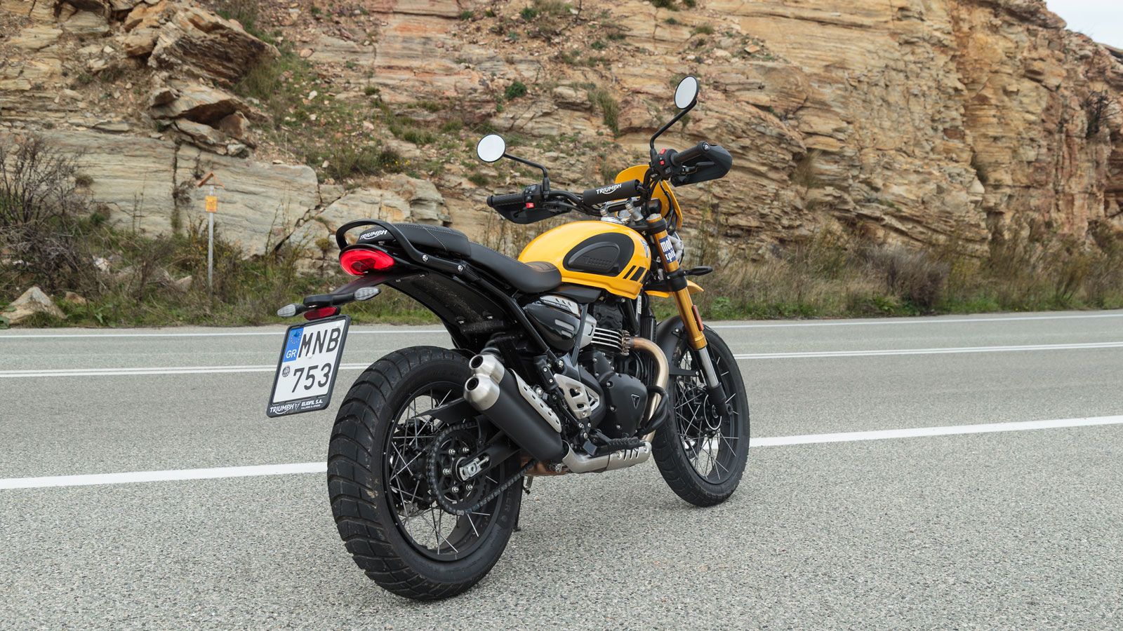 Το πλαίσιο έχει σχεδιαστεί ώστε να συνεργάζεται με τροχούς 19 ιντσών εμπρός και 17 ιντσών πίσω, επιλογή που υποστηρίζει τη γεωμετρία της Scrambler και