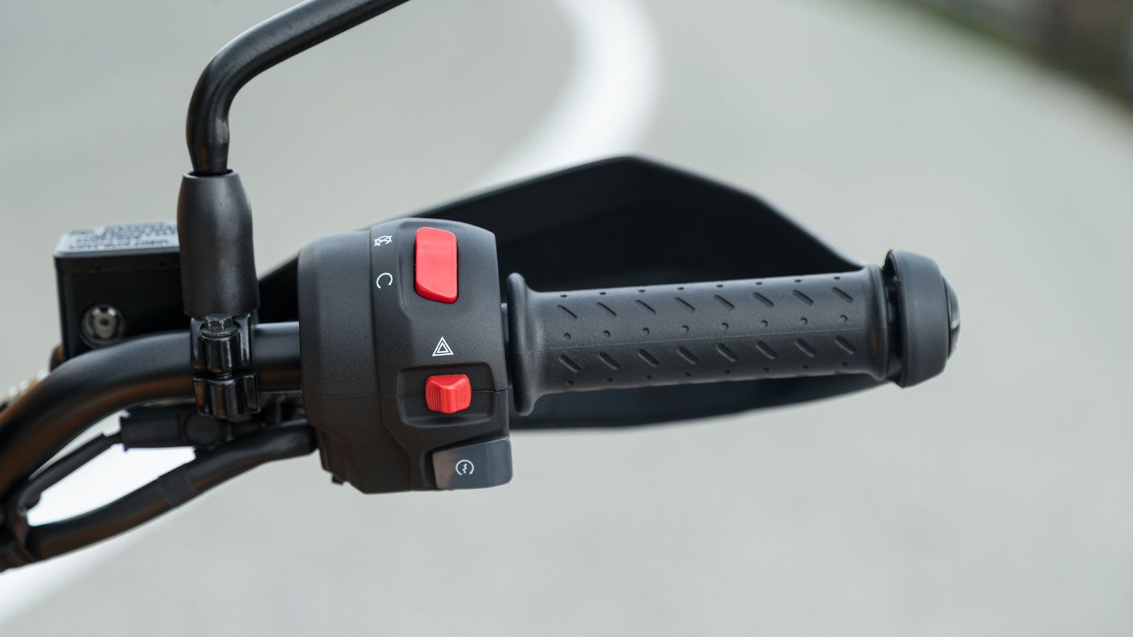 Οι προστατευτικές χούφτες προσφέρουν πρακτική προστασία από αέρα ή μικροχτυπήματα σε στενά μονοπάτια, ενώ τα κάγκελα προστασίας κινητήρα ενισχύουν την