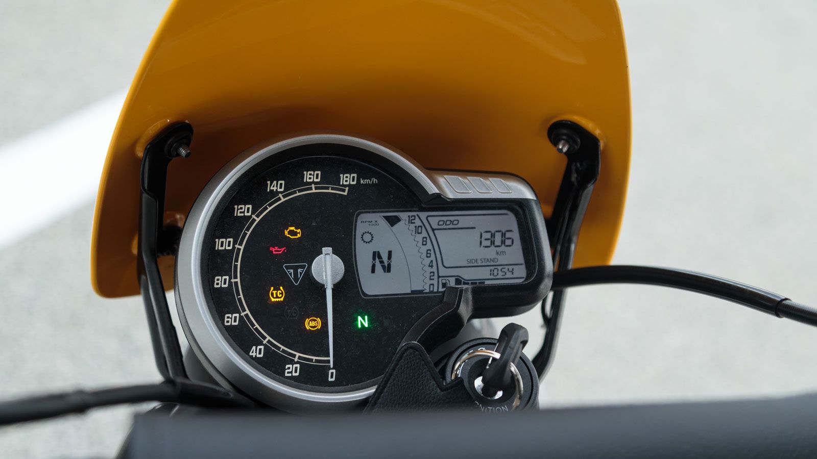 Τέλος η συνολική σχεδίαση του cockpit είναι απλή και λιτή με όλες τις απαραίτητες λειτουργίες να γίνονται με το πάτημα ενός κουμπιού.